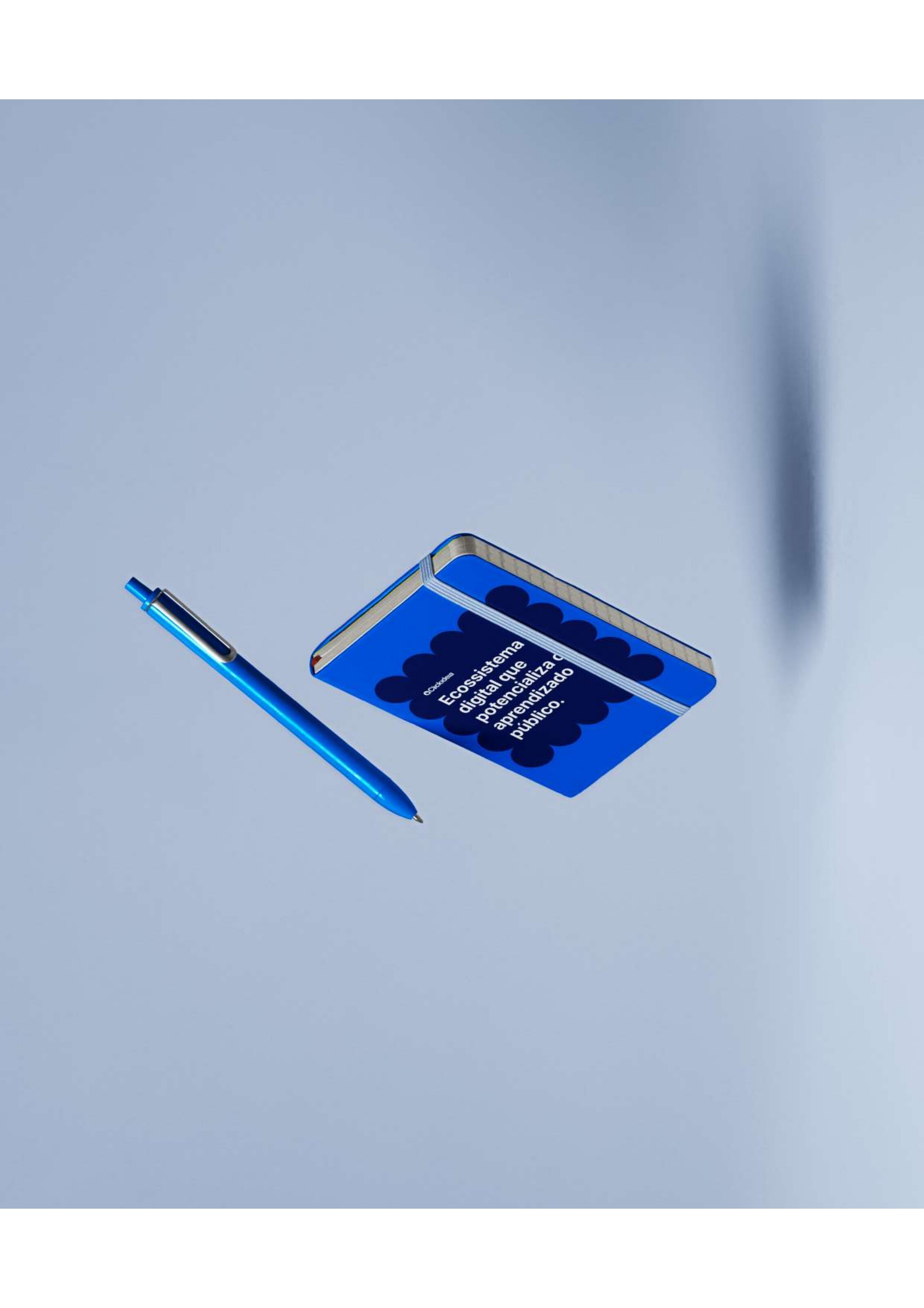 Caderno e caneta azul Clickideia com padrão gráfico