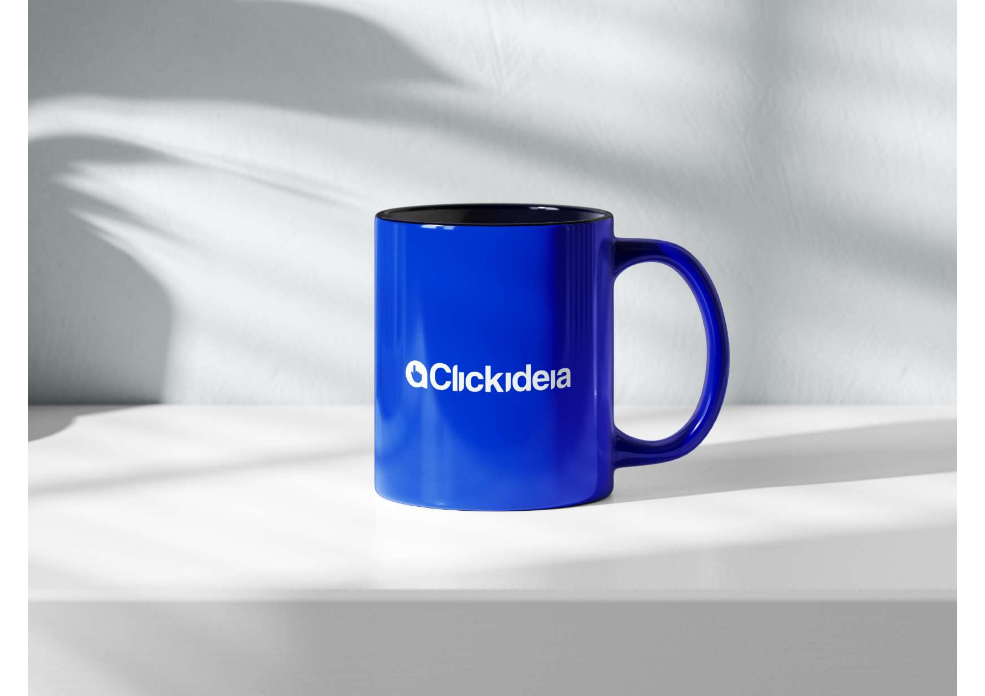 Caneca azul institucional Clickideia com marca em branco